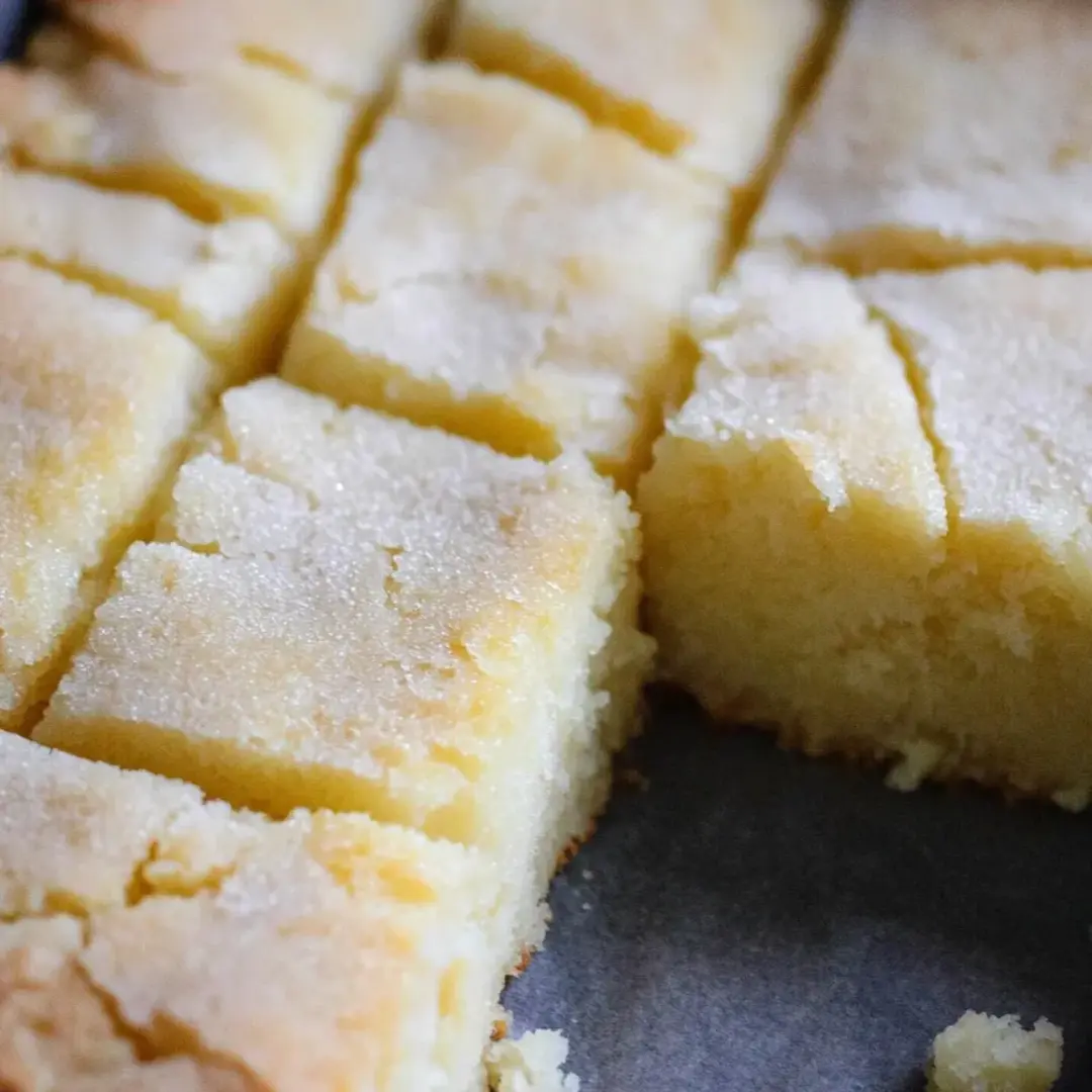 Une part de gâteau dans une assiette.