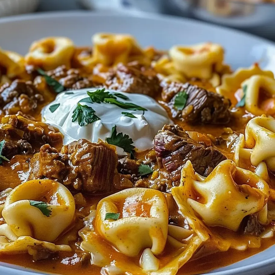 Une assiette de tortellini au bœuf et fromage façon enchilada.