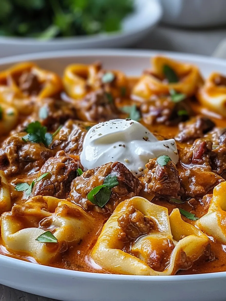 Un gros plan d'un délicieux tortellini au bœuf façon enchilada bien fromager.