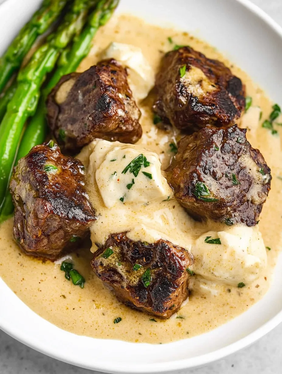 Une assiette de bouchées de bœuf au beurre à l'ail.