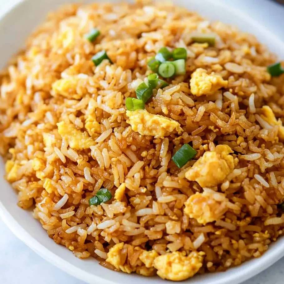 Un bol de riz avec des œufs et des légumes.