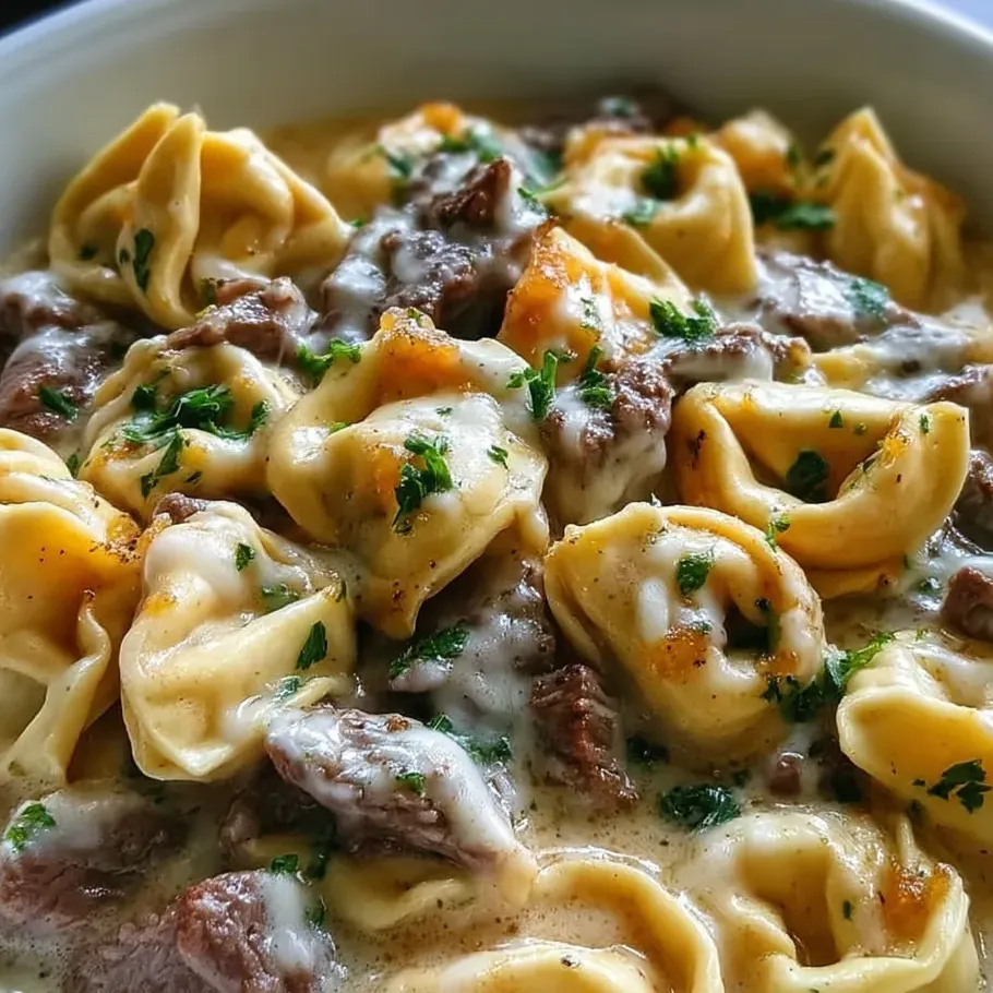 Un bol de tortellini façon cheesesteak dans une sauce crémeuse au provolone.