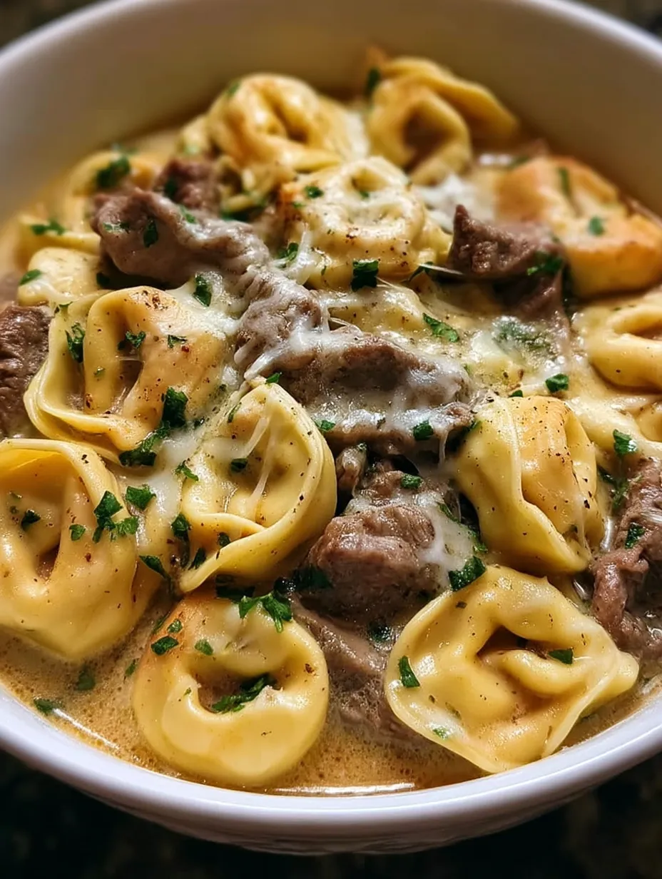 Un bol de tortellini façon cheesesteak dans sa sauce crémeuse au provolone.