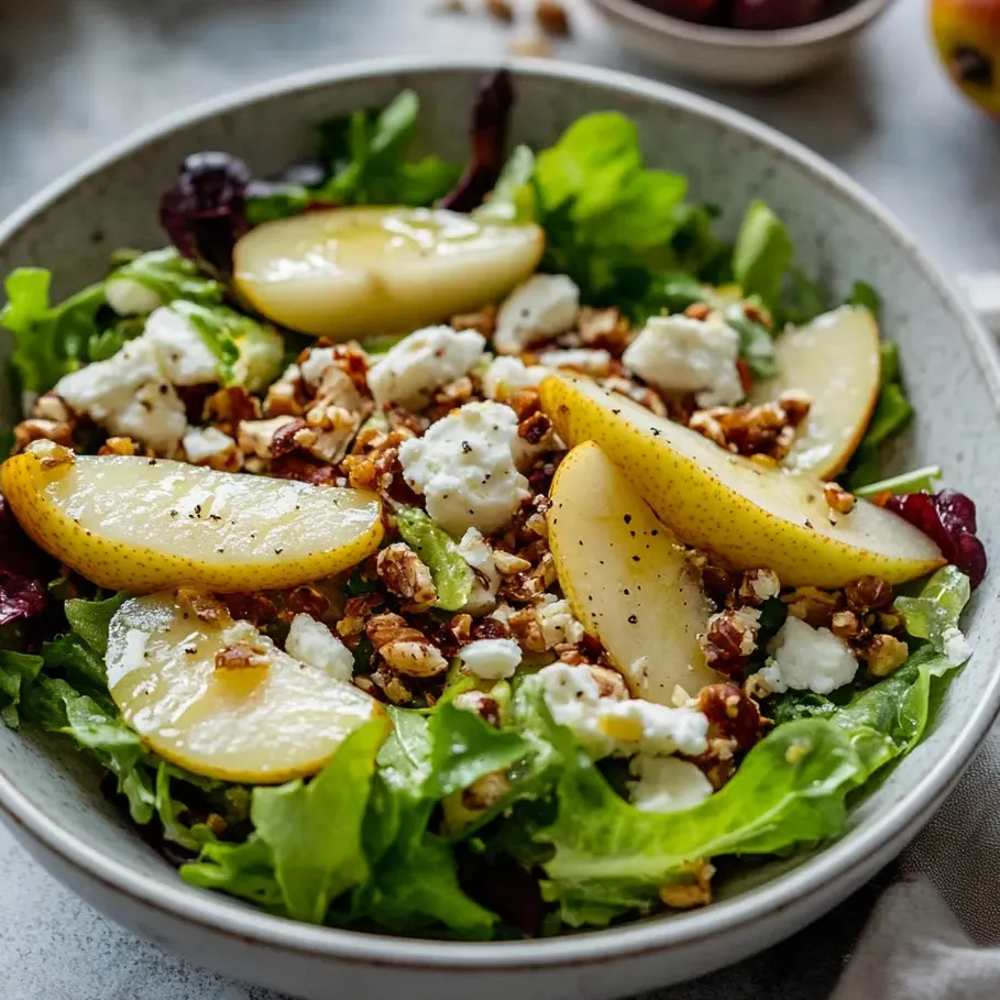 Un bol de salade avec poire, feta et laitue.