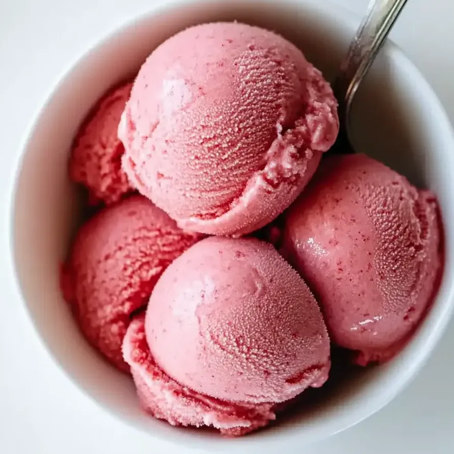 Un bol de yaourt glacé aux fraises fait maison.