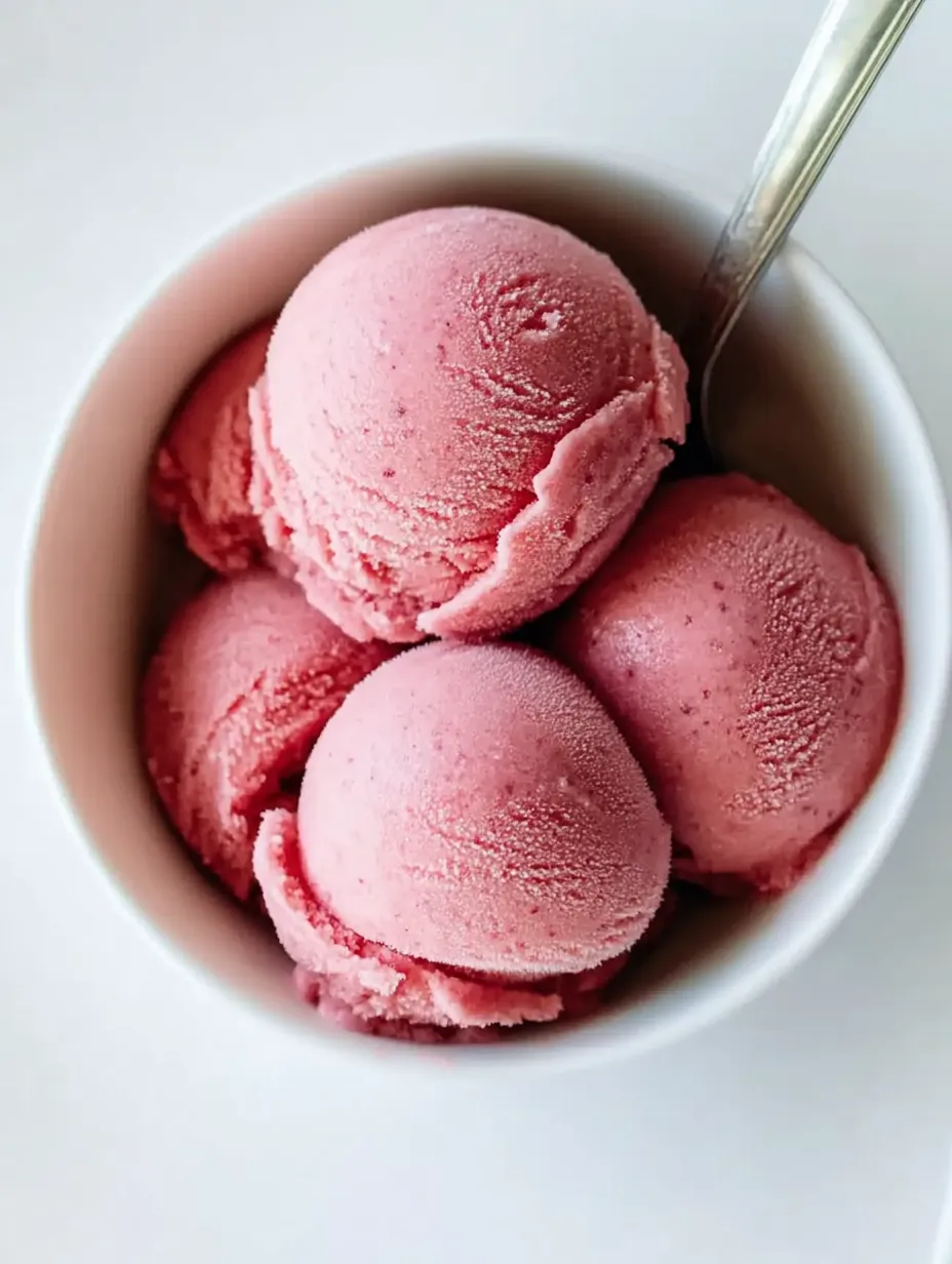 Un bol de yaourt glacé aux fraises fait maison.