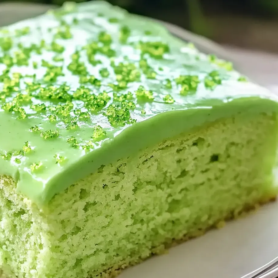Une tranche de gâteau vert au glaçage citronné.