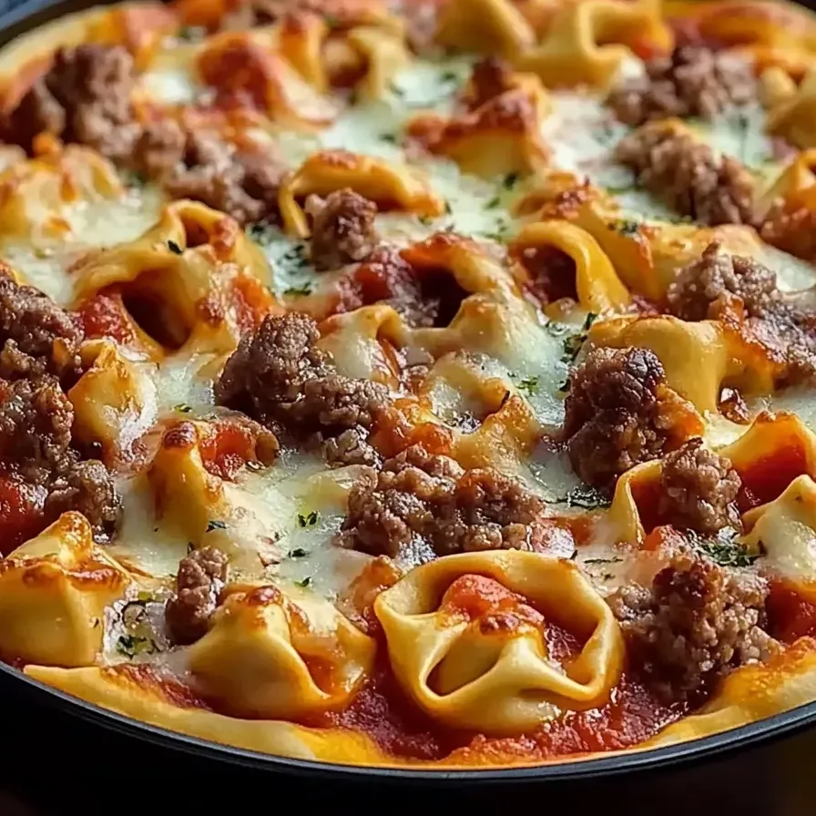 Une pizza garnie de viande et fromage.