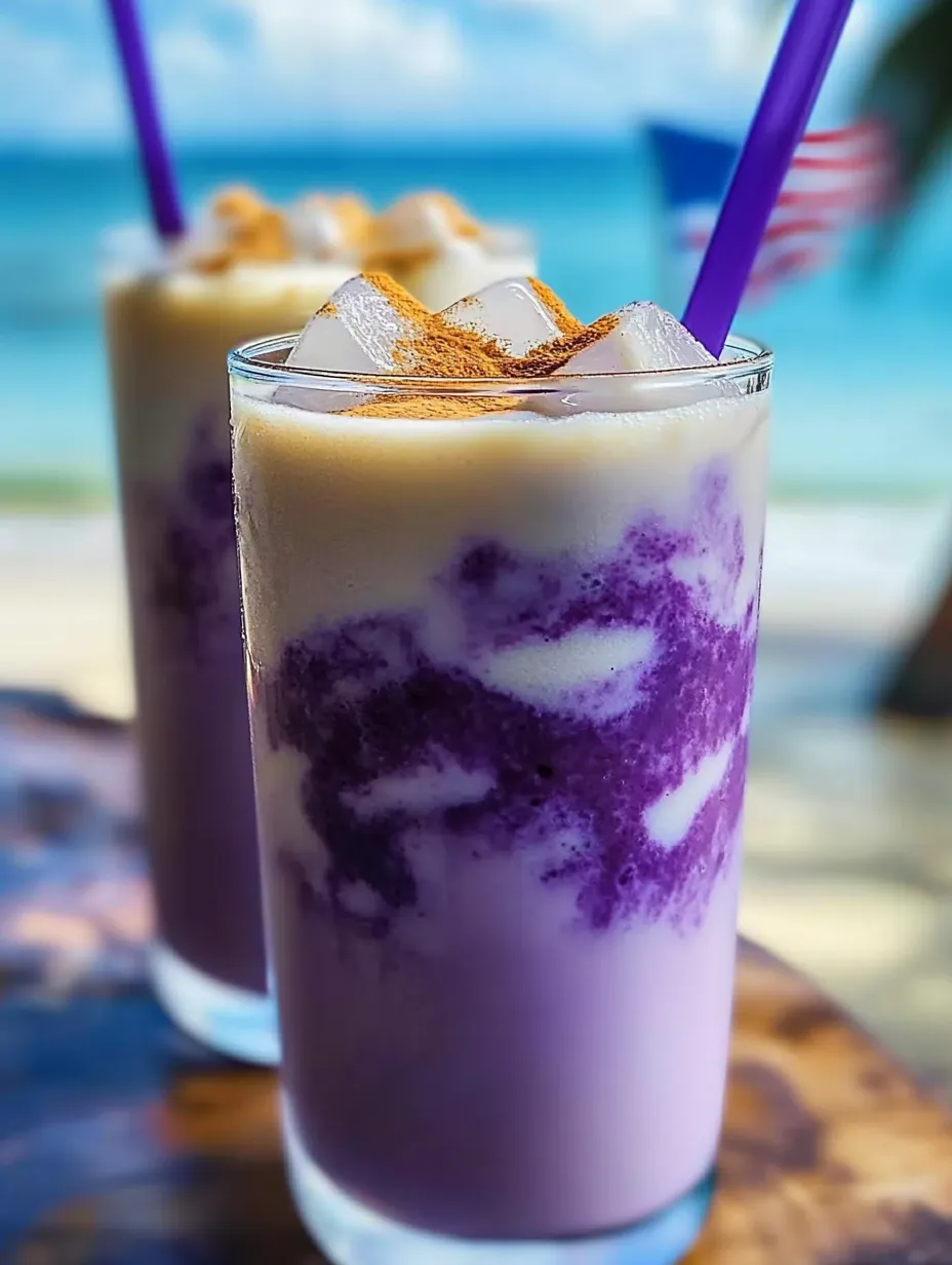 Un verre de boisson violette avec des glaçons et une paille.