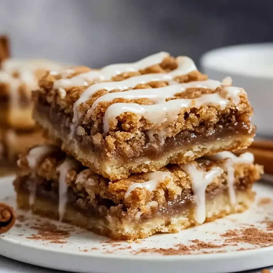 Un empilement de blondies roulé cannelle sur une assiette.