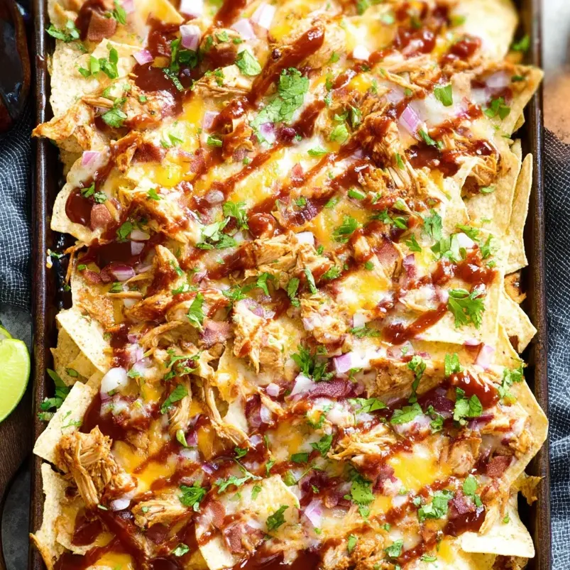 Un plat de nachos poulet BBQ sortis du four.