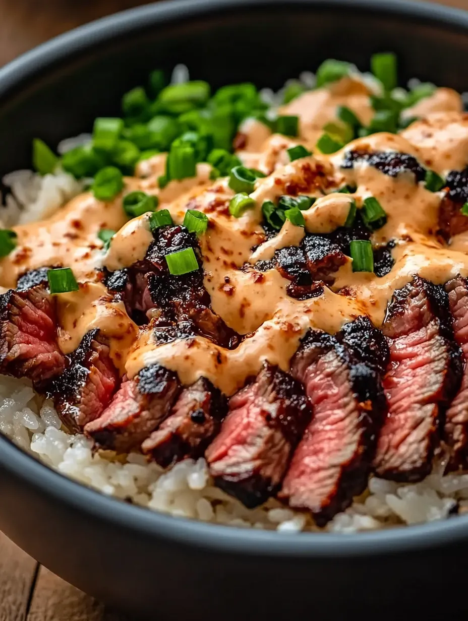 Zoom sur un bol coréen au boeuf BBQ méga appétissant.