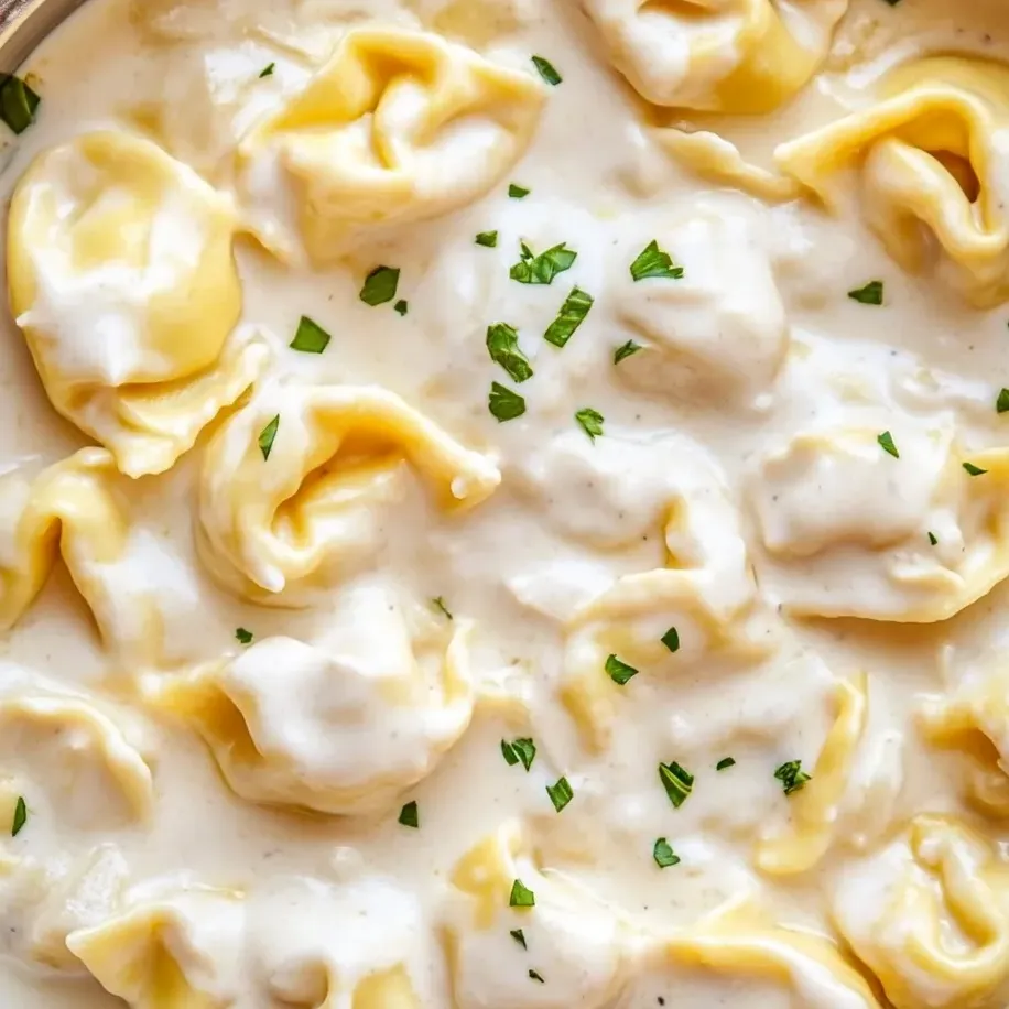 Un bol de tortellinis crémeux au parmesan et à l'ail.