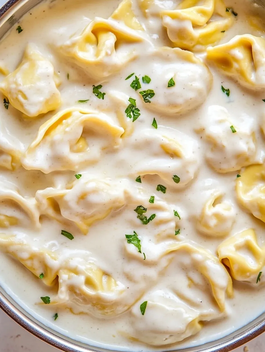 Un bol de tortellinis à l’ail et parmesan prêt à déguster.