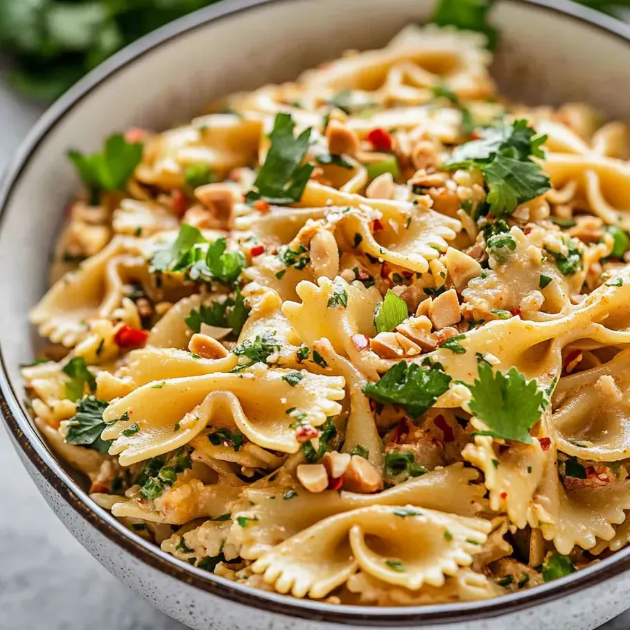Bol de pâtes, légumes et noix.