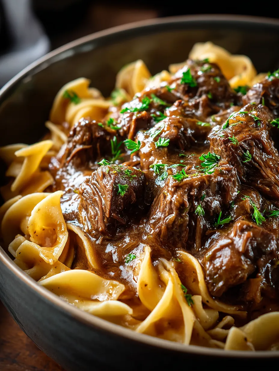 Un bol de pâtes nappé de sauce à la viande.