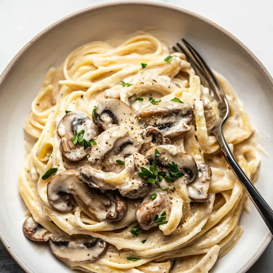 Bol de pâtes avec champignons et herbes.