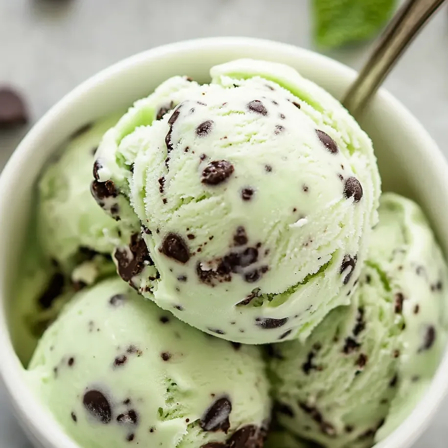 Un bol de crème glacée aux copeaux de chocolat.