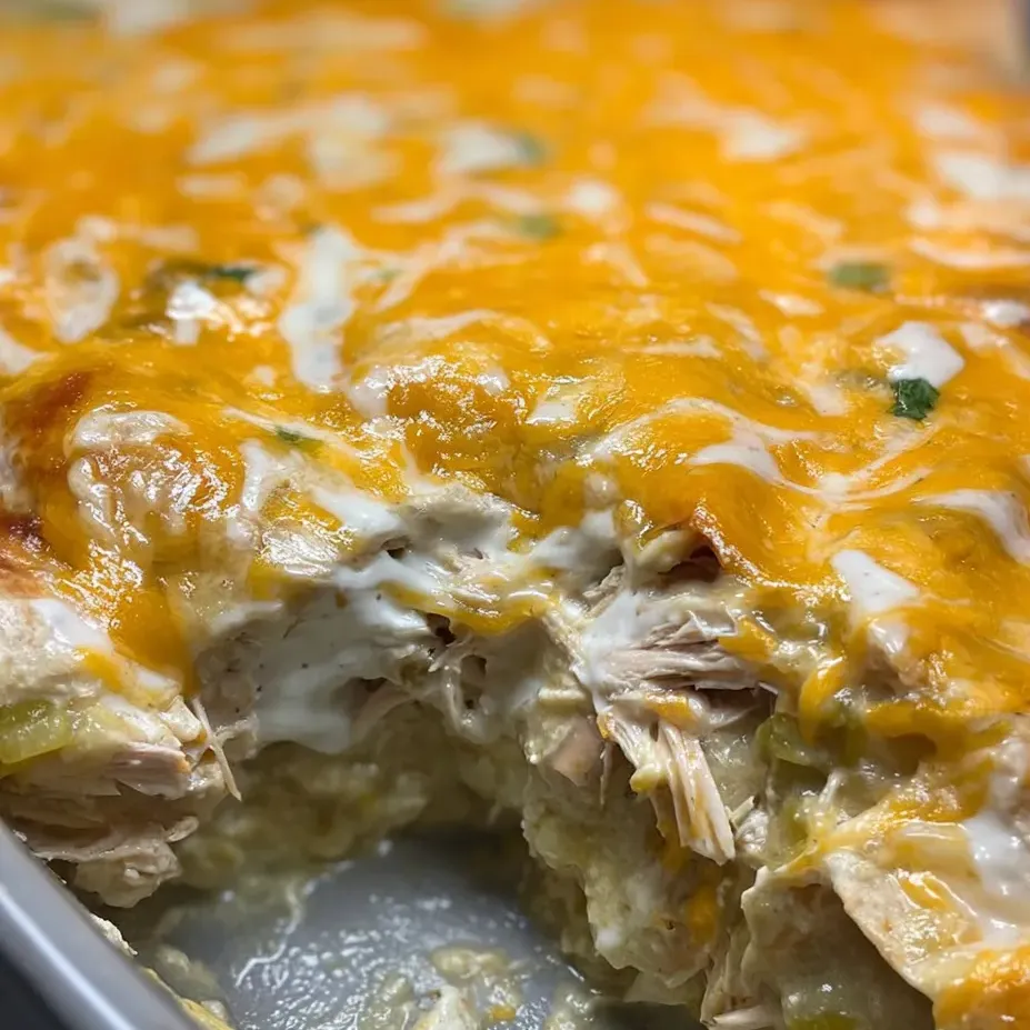Une part de gratin de poulet au fromage.