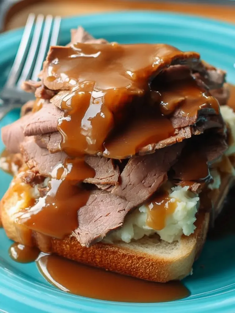 Une assiette de viande nappée de sauce.