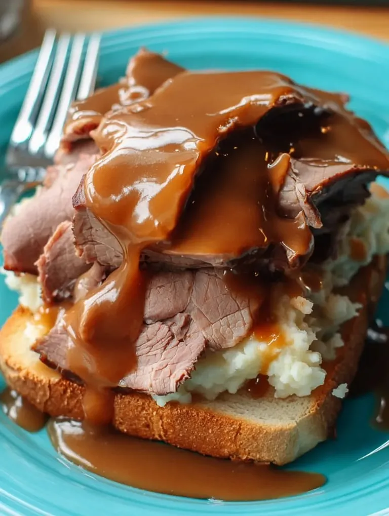 Une assiette de viande et purée.