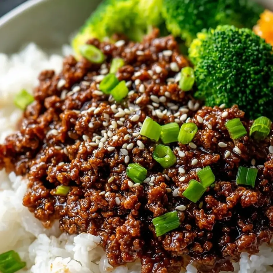 Une assiette de riz, brocoli et boeuf.