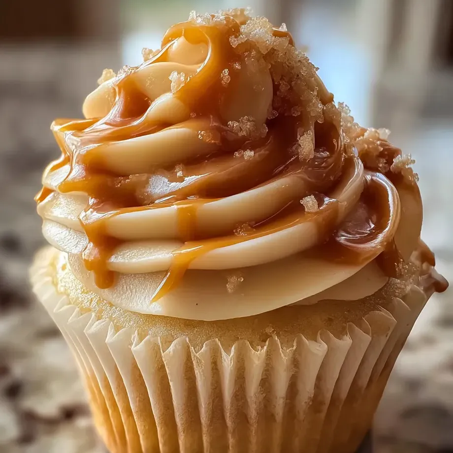 Un cupcake nappé d’un glaçage caramel.