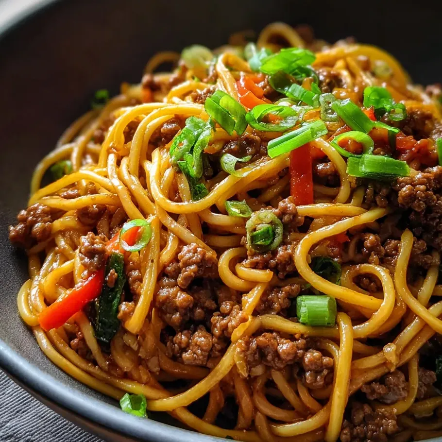 Un bol de nouilles avec viande et légumes.