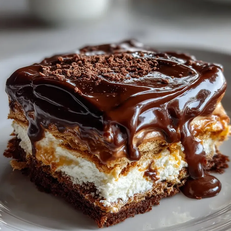 Une boule de chocolat nappée de glaçage posée sur une assiette blanche.