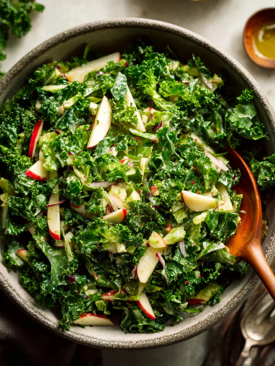 Un bol rempli de légumes verts et de fruits rouges.
