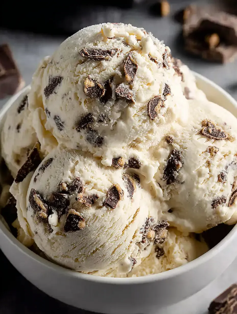 Un cornet qui fond, glacé et couvert de chocolat en morceaux.