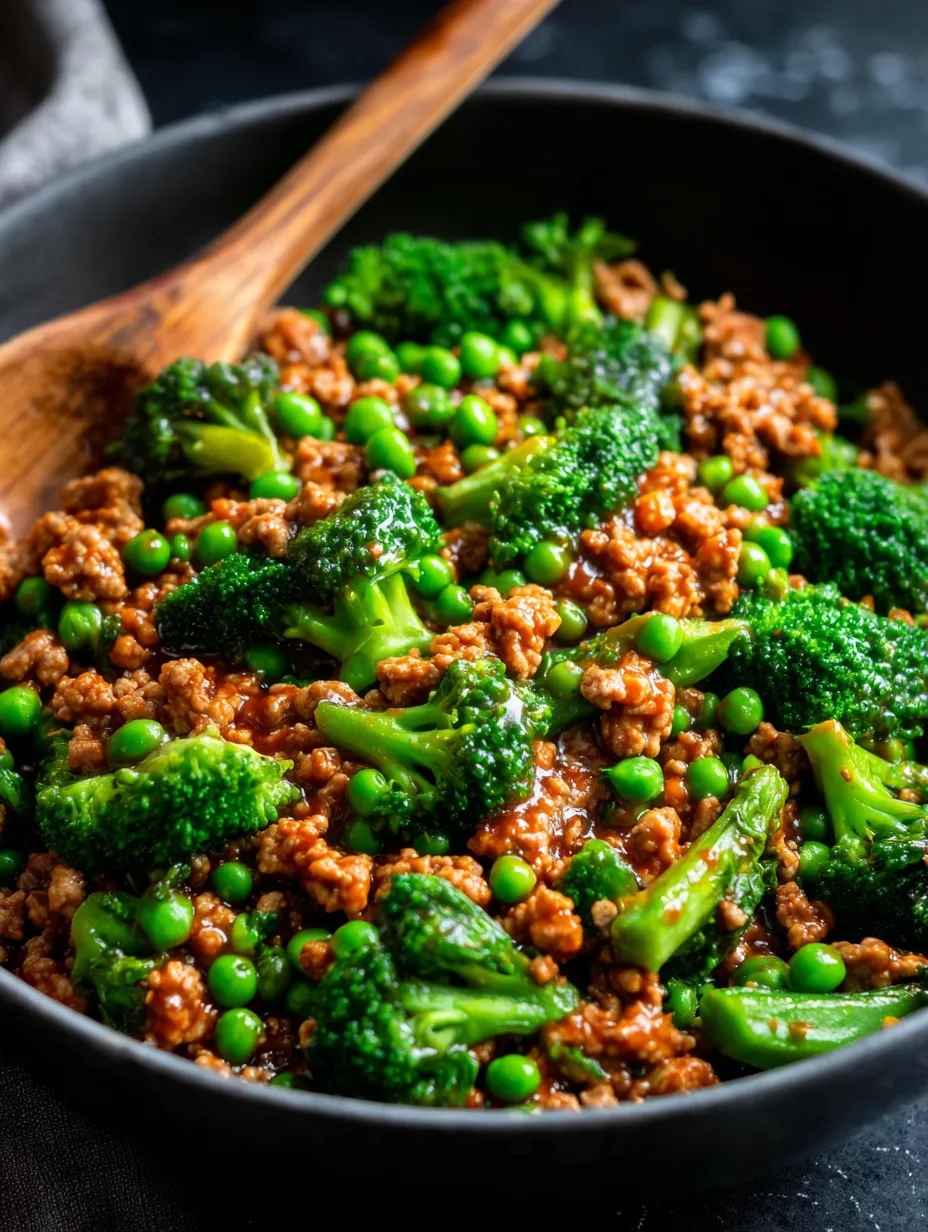 Un joli bol avec bœuf, petits pois, brocolis, sauce bien brillante.