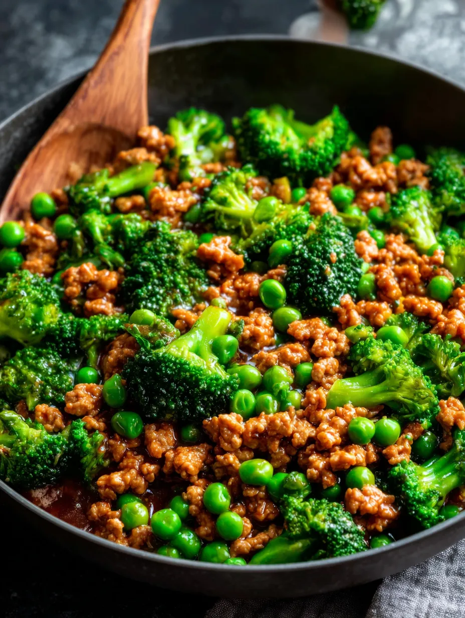 Une belle assiette colorée pleine de bœuf, brocolis, petits pois et autres légumes.