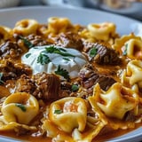 Une assiette de tortellini au bœuf et fromage façon enchilada.