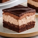 Une part de brownies mousse chocolat.