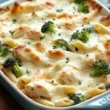 Un plat de gratin de poulet et brocoli alfredo.