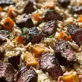Une poêlée de riz, viande et légumes.