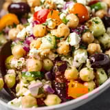 Un bol de salade grecque aux pois chiches.