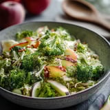 Un bol de salade Waldorf au brocoli.