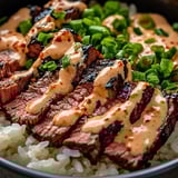 Une assiette de steak BBQ coréen avec riz.