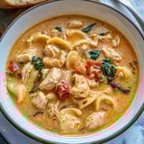 Un bol de soupe crémeuse au poulet toscan.