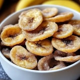 Bol de rondelles de banane enrobées de sucre.
