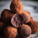 Boules au chocolat avec un cœur rouge.