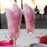 Deux verres pleins de barbe à papa rose.