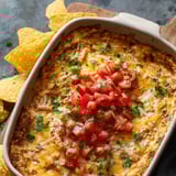 Bol plein de fromage fondu et tomates.