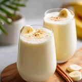 Deux verres de lait à la banane.