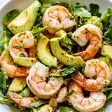 Un bol garni de crevettes, avocat et salade verte.