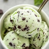Un bol de crème glacée aux copeaux de chocolat.