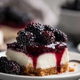 Part de cheesecake aux mûres fraîches sur le dessus.