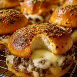 Zoom sur un sandwich gourmand avec fromage et viande.